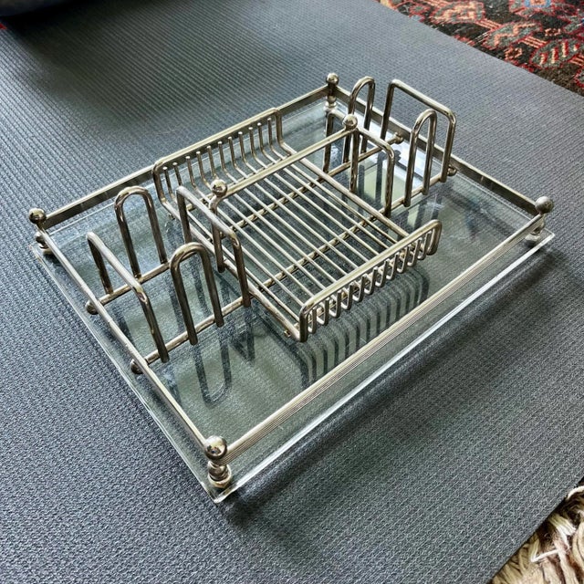 Bring 1960s Americana back to your table with this stylish and functional caddy.