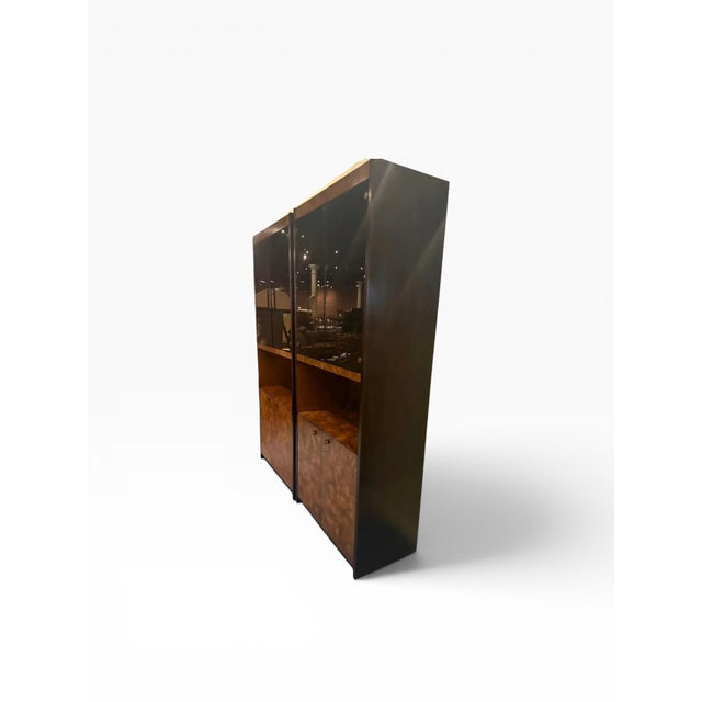 Wood 1970s Pair of Vintage Century Furniture Illuminated Display Cabinets – Burl Wood & Brass – Hollywood Regency Style For Sale - Image 7 of 14