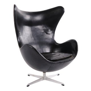 Egg Chair in Black Leather by Arne Jacobsen for Fritz Hansen, 1950s For Sale