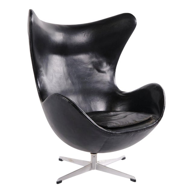 Egg Chair in Black Leather by Arne Jacobsen for Fritz Hansen, 1950s For Sale
