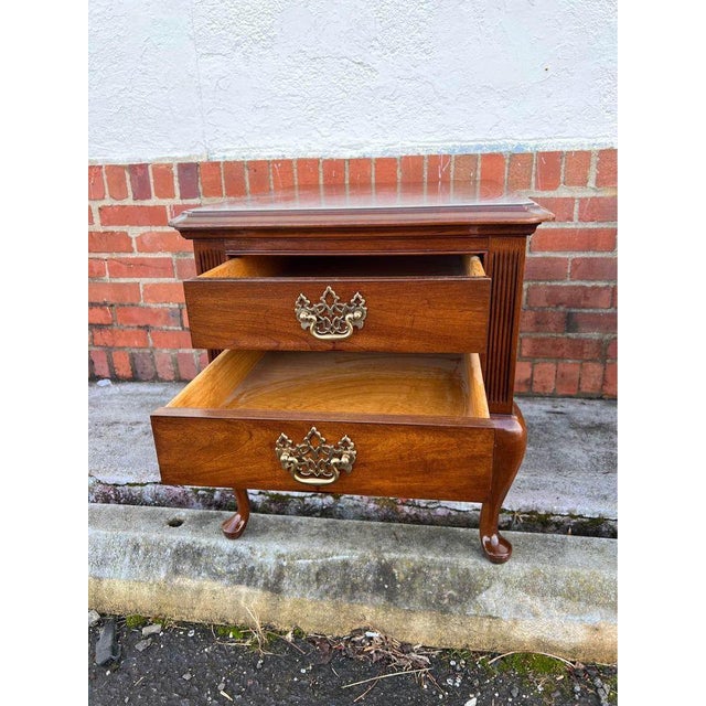 Late 20th Century Pair of Vintage Thomasville Queen Anne Style Solid Cherry 2 Drawer Nightstands With Glass Top For Sale - Image 9 of 11