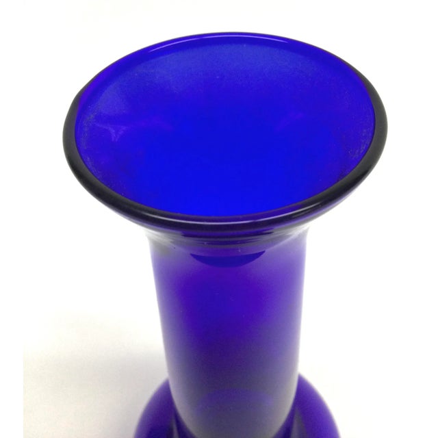 Mid-Century Modern Vintage Glass Cobalt Blue Bulb Style Flower Vase For Sale - Image 3 of 8