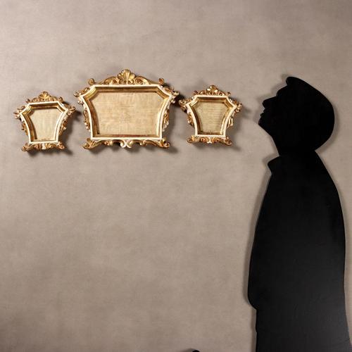 Neo-Baroque altar cards in carved, gilded, and lacquered wood; decorated with curlicue and leaf motifs. The cymatium...