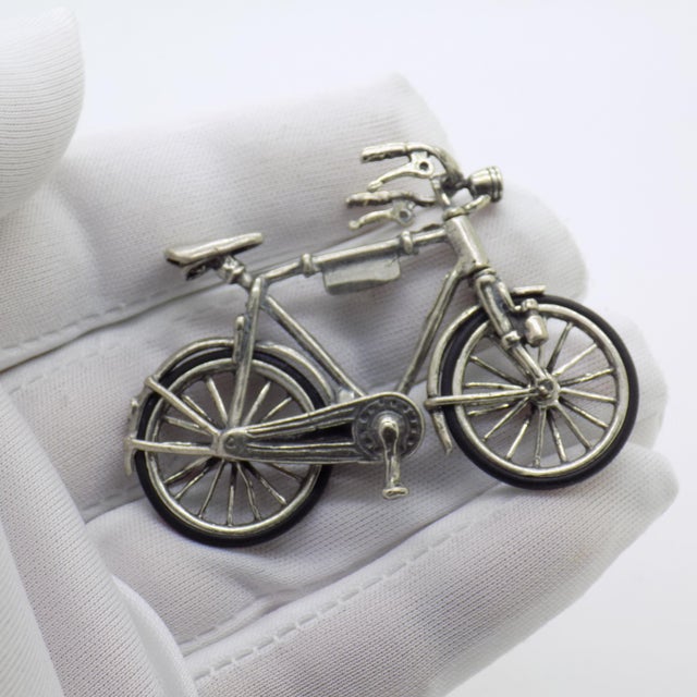 Charming vintage miniature depicting a men’s bicycle, handmade in Italy between the 1980s and 1990s in genuine Italian...