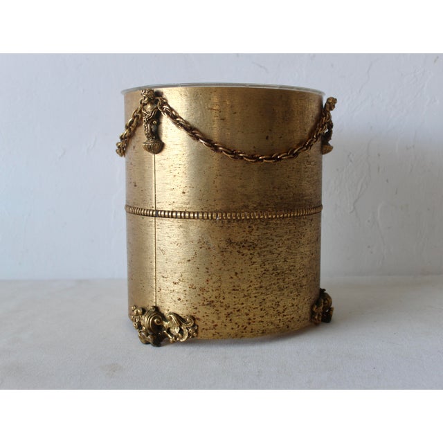1960s Stylebuilt New York Style Vintage Hollywood Regency Gold Finish Wastebasket Rope Tassel Footed For Sale - Image 9 of 10