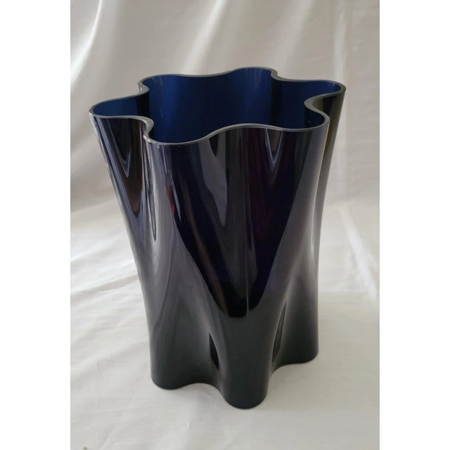 Mid-Century Modern 1980s Scandinavian Modern Nuutajarvi Notsjo Deep Blue Cobalt Wave Vase For Sale - Image 3 of 10