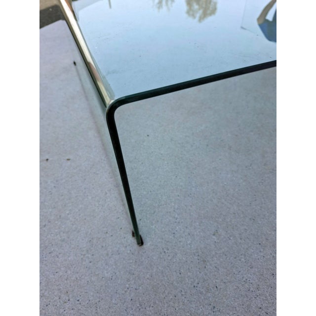 Curved clear glass coffee table, 100 x 100 cm The item is in perfect condition
