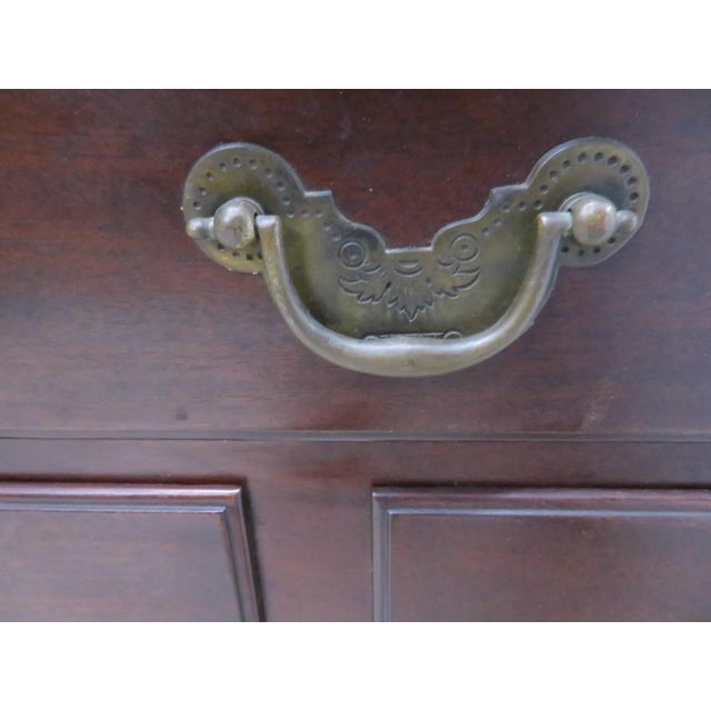 Queen Anne Robert T Hogg Chester County Pa Walnut Queen Anne Lowboy Dresser For Sale - Image 3 of 9