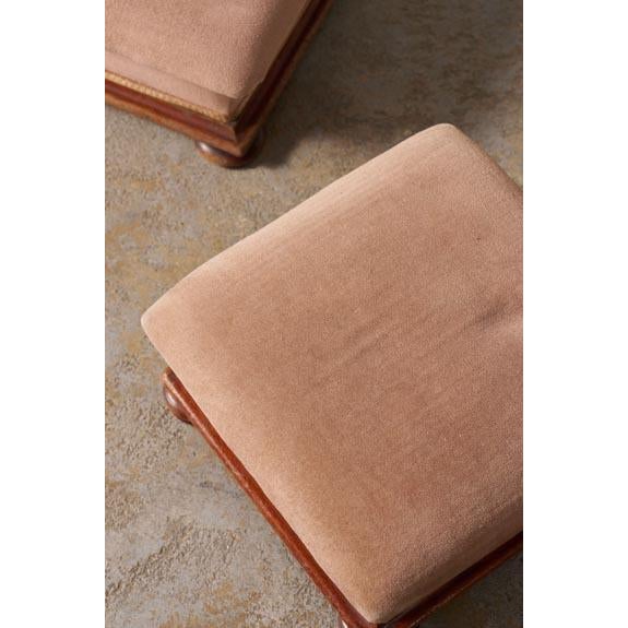 English Pair of English Footstools on Wooden Feet and Rose Velvet Upholstery For Sale - Image 3 of 5