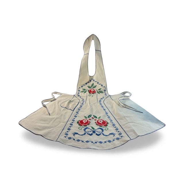 Vintage Hand-Embroidered Cross-Stitch Cotton Apron w/Red Roses & Blue Bow circa 1930 For Sale In Philadelphia - Image 6 of 9
