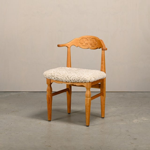 1960s Brutalist Dining Chairs in Oak and Sheepskin from Henning Kjærnulf, Denmark, 1960s, Set of 8 For Sale - Image 5 of 18