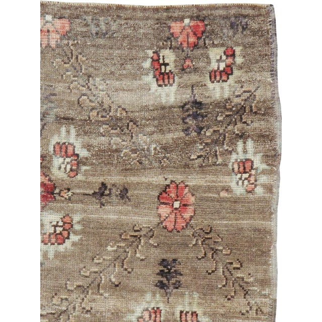 Tribal Galerie Shabab Collection Mid-20th Century Turkish Rug For Sale - Image 3 of 7
