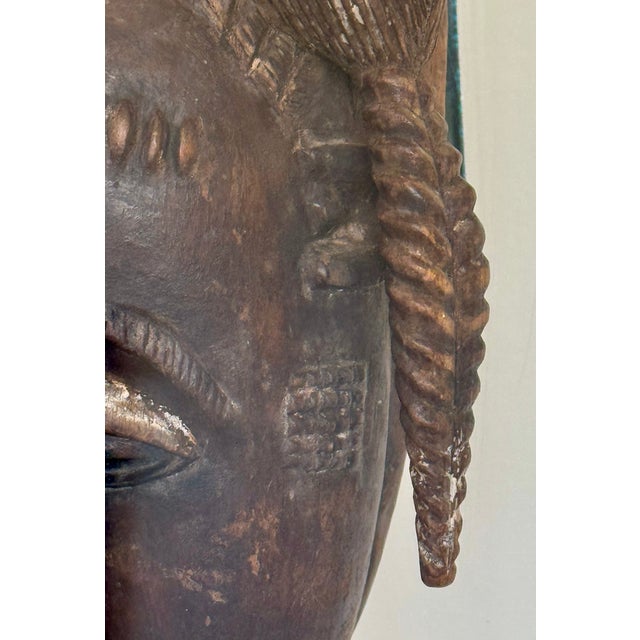 Mid 20th Century 20th Century Baule Portrait Mask in Lucite Museum Display For Sale - Image 5 of 10