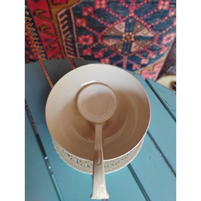 English Early 20th Century English Leed's Cream Ware Reticulated Sauce Compote With Ladle - 3 pcs For Sale - Image 3 of 4