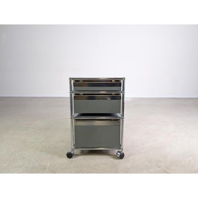 We are offering one of three beautiful usm haller mobile pedestals in gray for sale. The office pedestals can be ideally...