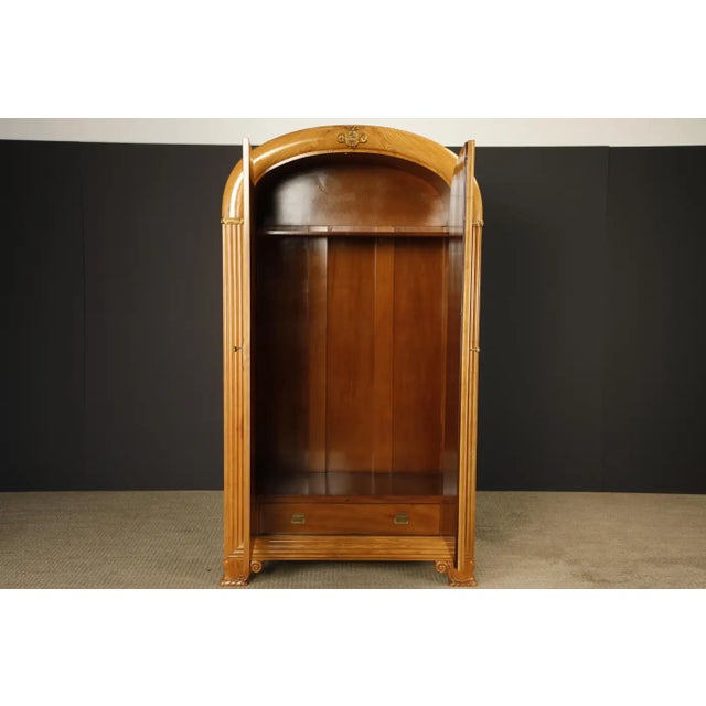 1930s Monumental Art Deco Hollywood Regency Armoire in Blonde Quilted Wood, C 1930s For Sale - Image 5 of 18