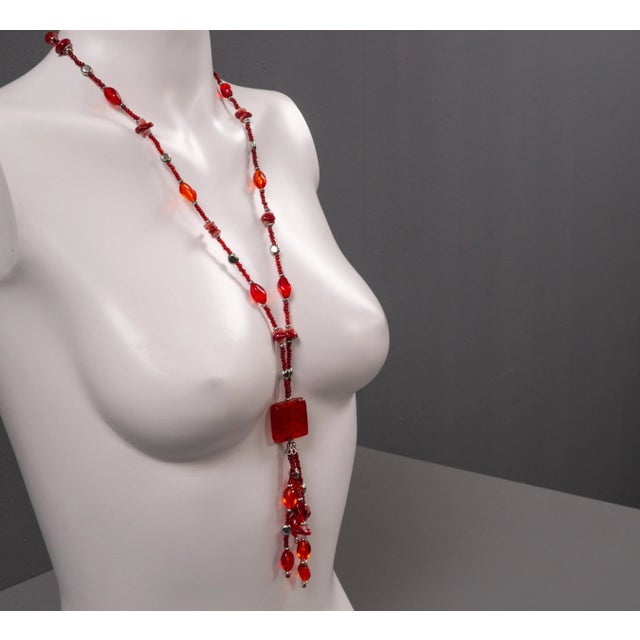 This elegant, long costume jewelry necklace combines the charm and colorful splendor of the 1980s with a modern twist. Its...