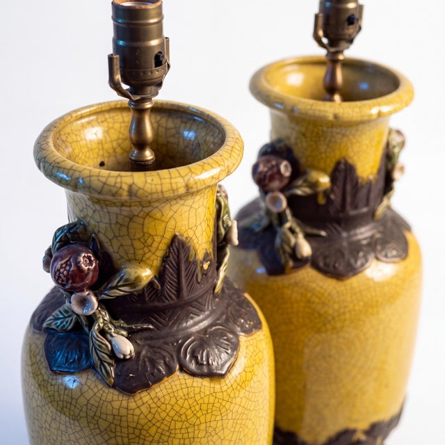 1980s Chinese Export Style Jar / Vase Form Crackle Glaze Table Lamps W/ Fruit - Pair For Sale - Image 5 of 9