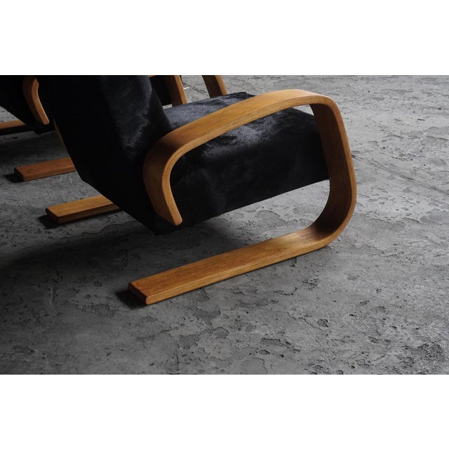 1960s Vintage Tank Lounge Chairs in Pony Skin by Alvar Aalto for Artek, 1960s, Set of 2 For Sale - Image 5 of 10