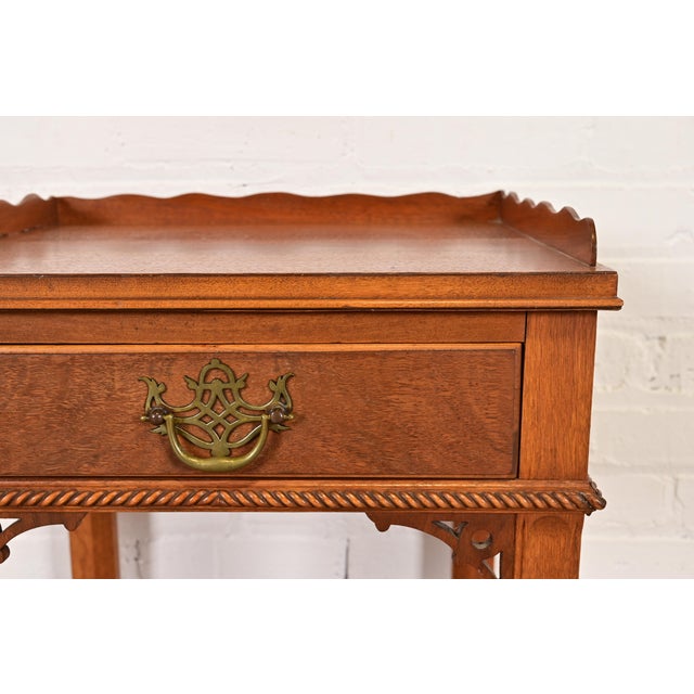 Georgian Carved Mahogany Nightstand or Occasional Side Table by Northern Furniture Co., Circa 1960s For Sale - Image 10 of 16
