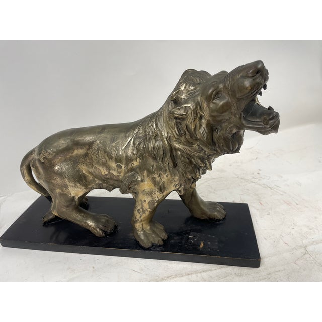 Beautiful silver sculpture with wooden base, depicting a roaring lion. Made in Italy from the 40s. Excellent furnishing...