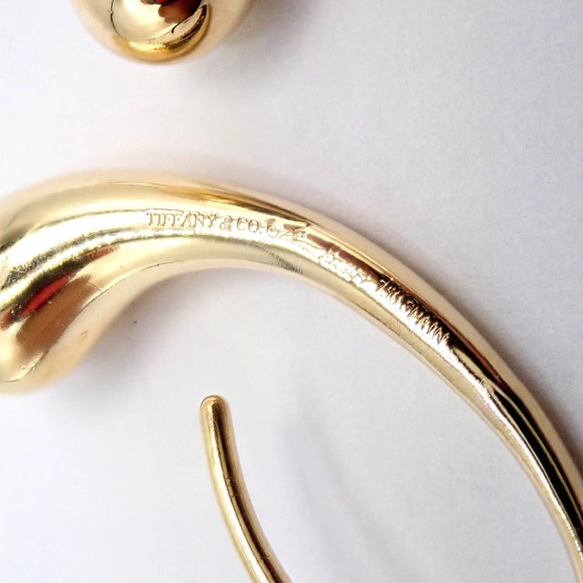 1980s 1980s Pair of Tiffany & Co. Elsa Peretti Yellow Gold Teardrop Hoop Earrings For Sale - Image 5 of 9