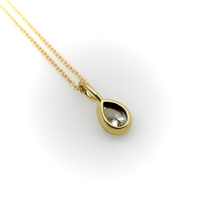 Metal 1990s 18k Gold Pear-Shaped Diamond in Collett Setting on a 16” Chain For Sale - Image 7 of 12