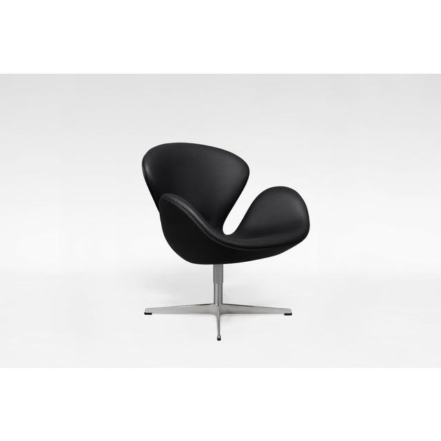 Vintage Swivel Swan Chair in Black Leather by Arne Jacobsen for Fritz Hansen, 1950s For Sale - Image 3 of 7