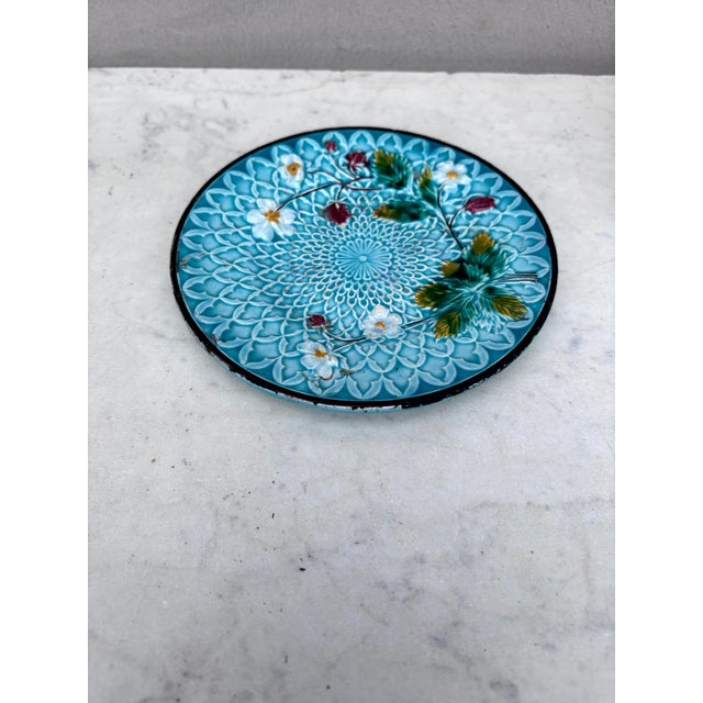 Small Majolica Strawberries Plate Villeroy & Boch Circa 1900. 6.5 inches diameter.