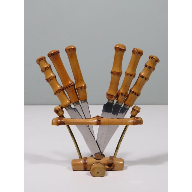 The set contains 6 fruit knives with stainless blade and bamboo handle, which fit in the accompanying holder. The betsek...