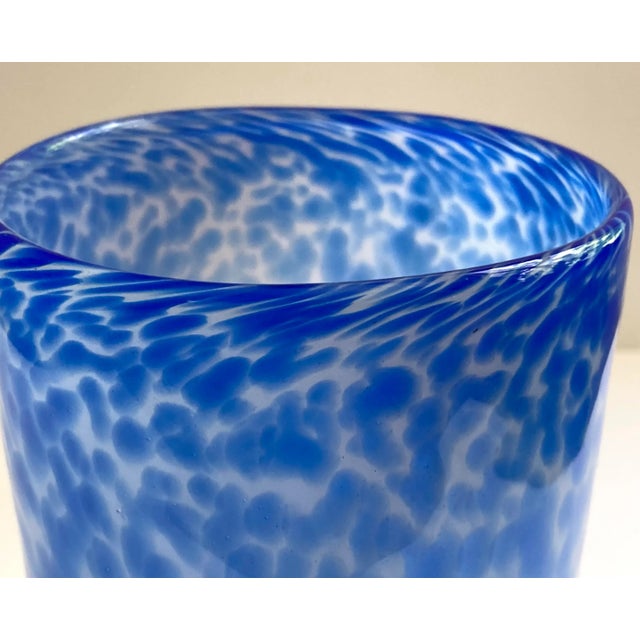 1980s Artisan Mottled Blue Handblown Glass Tumbler/Vase For Sale - Image 5 of 9