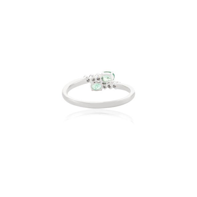 Modern Emerald Diamond Wedding Ring Size 7 in 14k White Gold For Sale In New York - Image 6 of 12