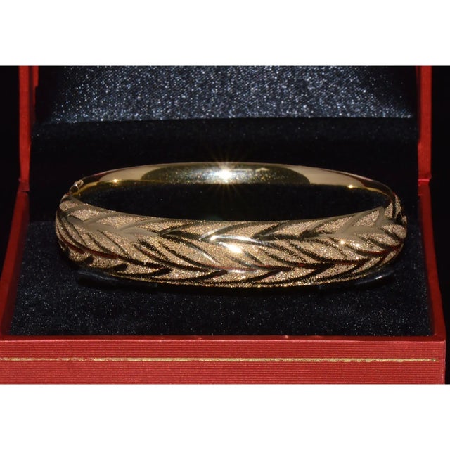Gorgeous 14k Solid Gold Engraved Leaves Stacking Bangle Bracelet For Sale - Image 11 of 13