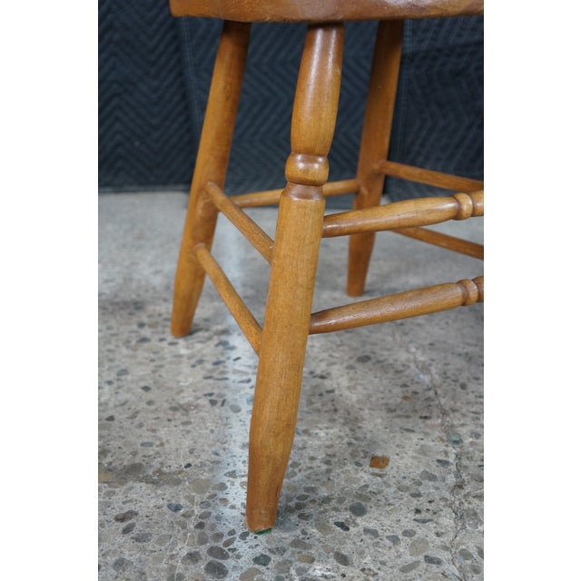 2 Antique 19th Century Colonial Windsor Thumb Back Maple Side End Chairs Pair For Sale - Image 10 of 18