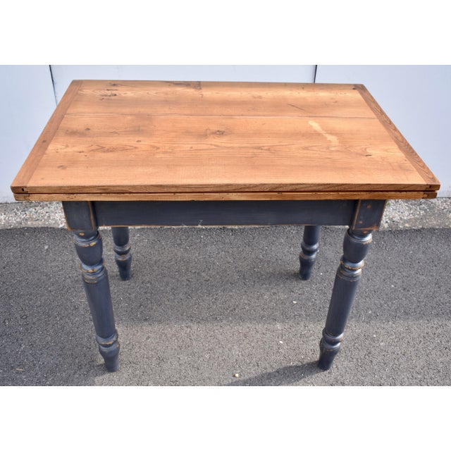 Like its cousins the drawleaf and the dropleaf , the swivel-top is another clever way of increasing the size of a table...