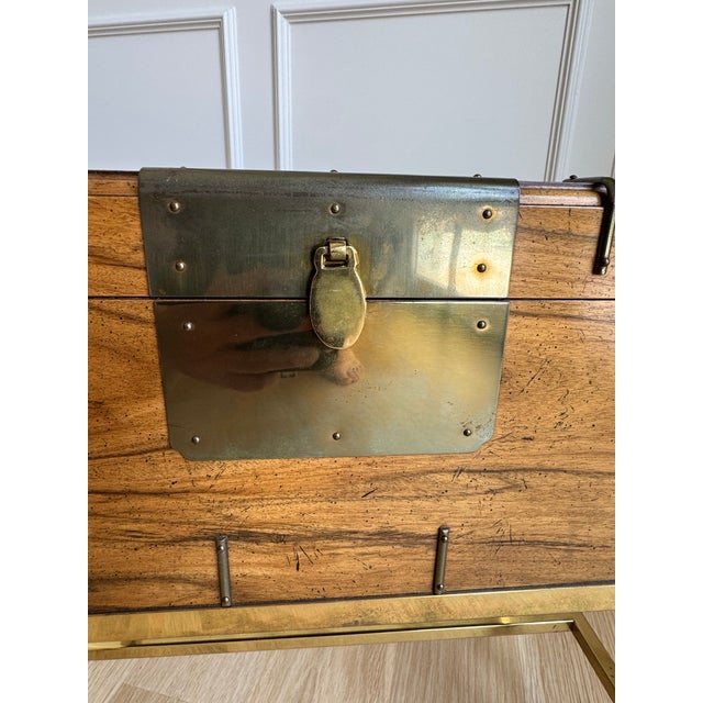 1970s Baker Furniture Cherry Campaign Storage Chest on Integrated Brass Stand | Hollywood Regency Accent Cabinet / Side Table For Sale - Image 9 of 12