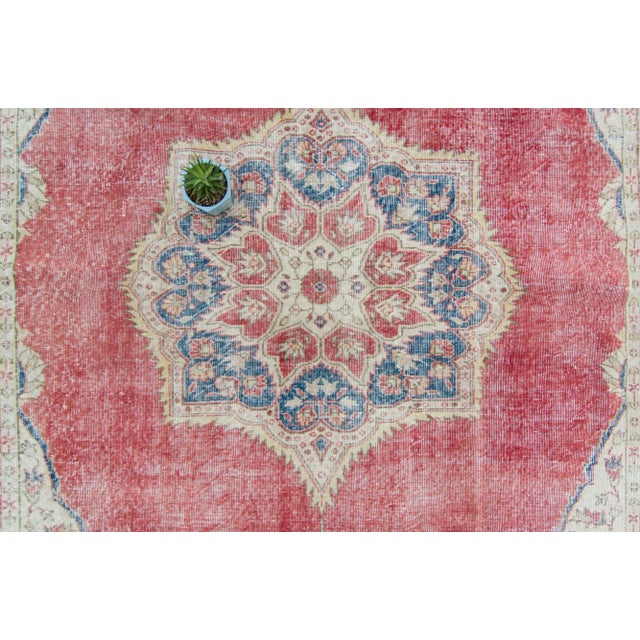 1960s House of Séance - 1960s Vintage Isparta Oushak Geometric Red Large Wool Pile Hand-Knotted Rug - 8’3” X 11’2” For Sale - Image 5 of 11
