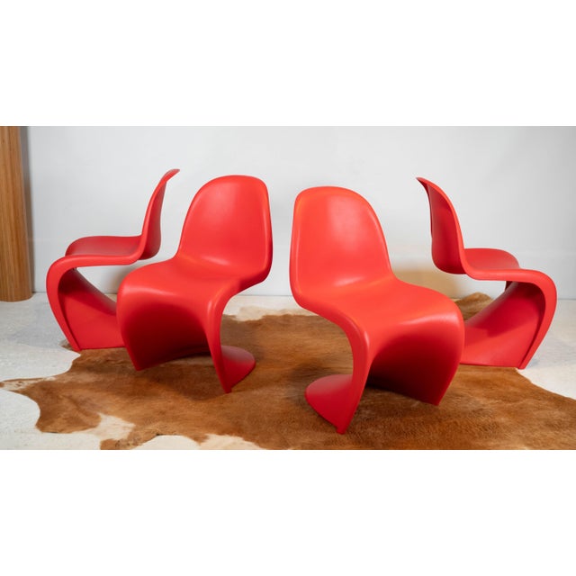 Set of 4 'Panton' dining S chairs designed by Verner Panton for Vitra. Made of a single piece of durable and flexible...
