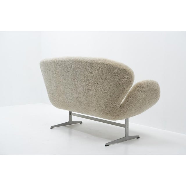 Swan Sofa in Sheepskin by Arne Jacobsen for Fritz Hansen, 2000s For Sale - Image 11 of 16
