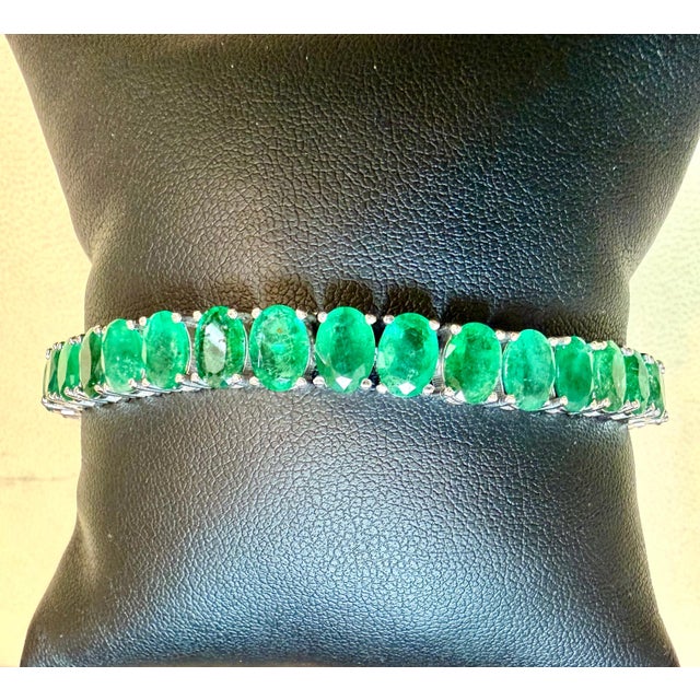 30 Carat Natural Emerald Cocktail Tennis Bracelet 14 Karat White Gold 7" For Sale In New York - Image 6 of 8