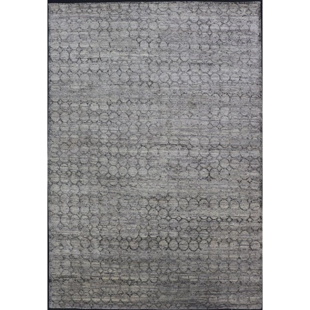 Light Gray Modern Rug With All-Over Chain Design in Dark Gray For Sale - Image 12 of 12