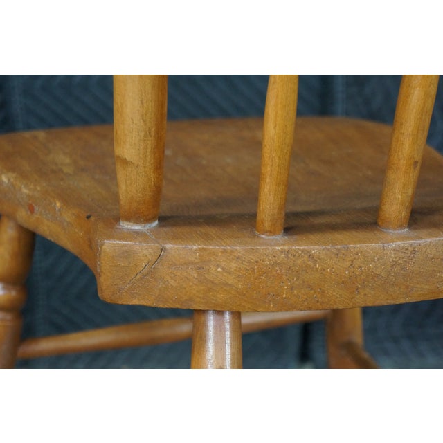 2 Antique 19th Century Colonial Windsor Thumb Back Maple Side End Chairs Pair For Sale - Image 17 of 18