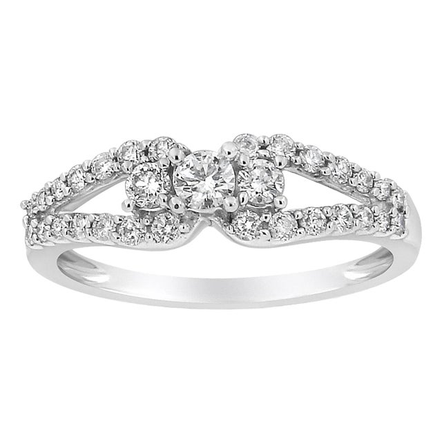 10K White Gold 1/2 Cttw Round Cut Diamond Three Stone Split Shank Band Ring (H-I Color, SI1-SI2 Clarity) - Size 8 For Sale