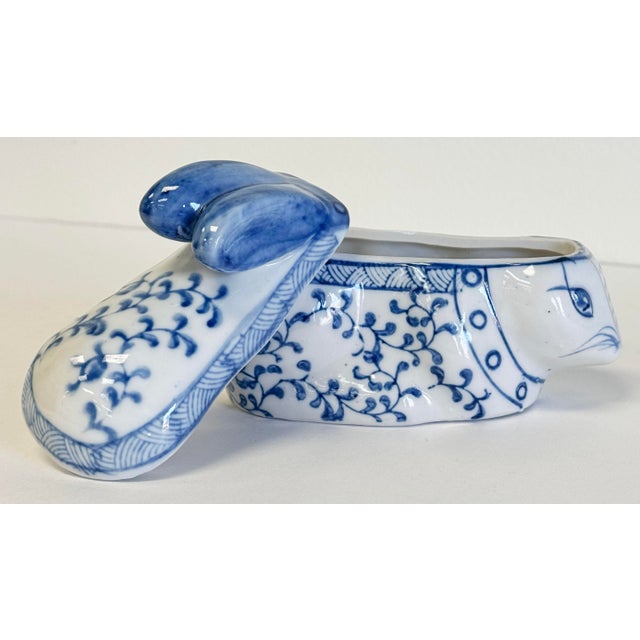 Vintage Blue and White Ceramic Floral Bunny Rabbit Lidded Box For Sale In Kansas City - Image 6 of 8