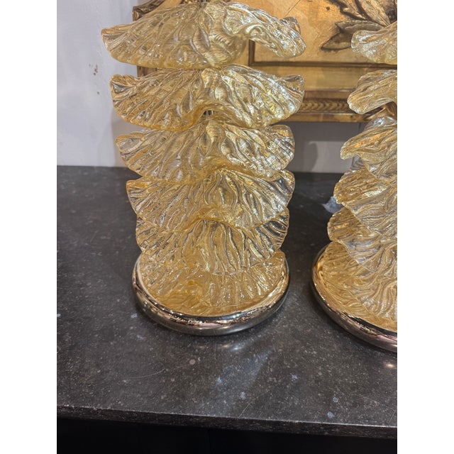 This product is a pair of elegant Murano gold glass ruffle lamps that add a touch of luxury to any home decor. The...