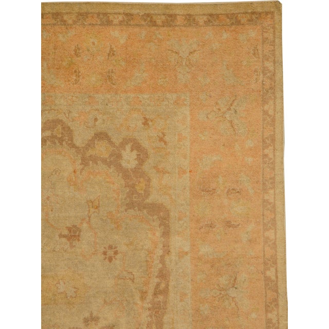 A vintage Indian Amritsar rug from the mid-20th century. Measures: 5' 6" x 9' 2"