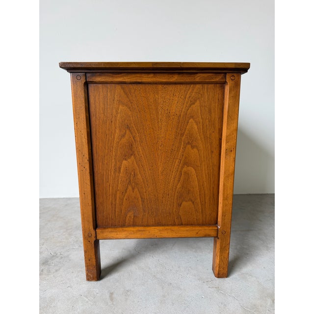 1970s Vintage Henredon Pierced Carved Double-Door Nightstand / Bedside Cabinet For Sale - Image 10 of 12
