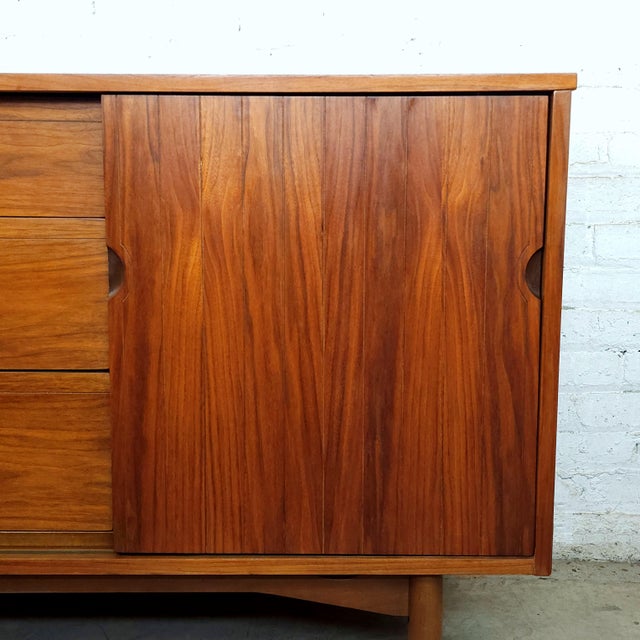Wood 1960s Slick Restored Original Mid Century Modern Dresser Set, Mainline by Hooker Furniture For Sale - Image 7 of 18