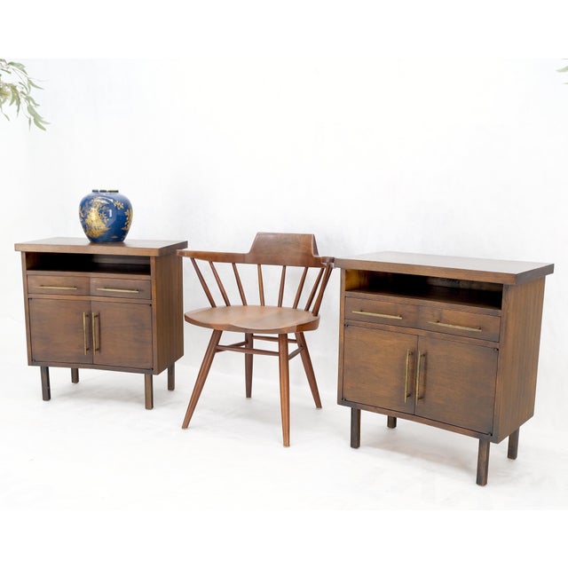 Mid-Century Modern Pair of Walnut Solid Brass Pulls Mid-Century Modern Nightstands Cabinets MINT! For Sale - Image 3 of 13