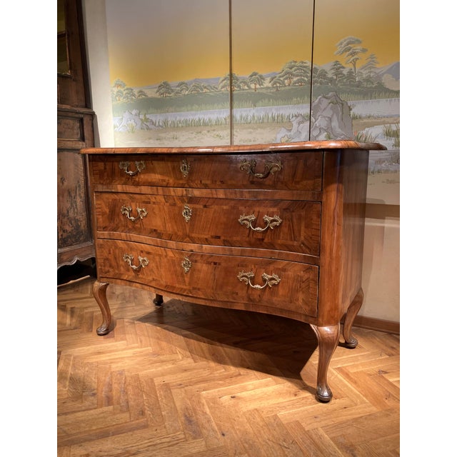 Antique Louis XV Rococo Italian Commode with Curved Chest of Drawers in Inlaid Walnut, Tuscany, 1700s For Sale - Image 5 of 14